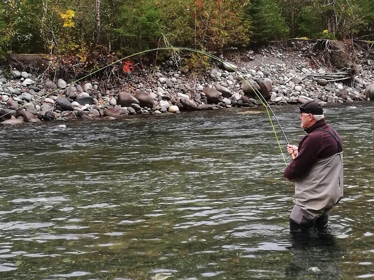 Fiskeeventyr og fiskerejser jesper får fin kongelaks på flue
