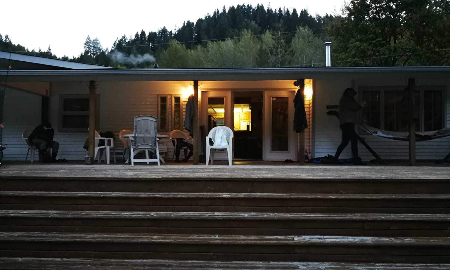 %Fiskerejser efter Laks, ørred og stør% Chilliwack floden Fiskerejse - Chilliwack - aftenstemning ved huset