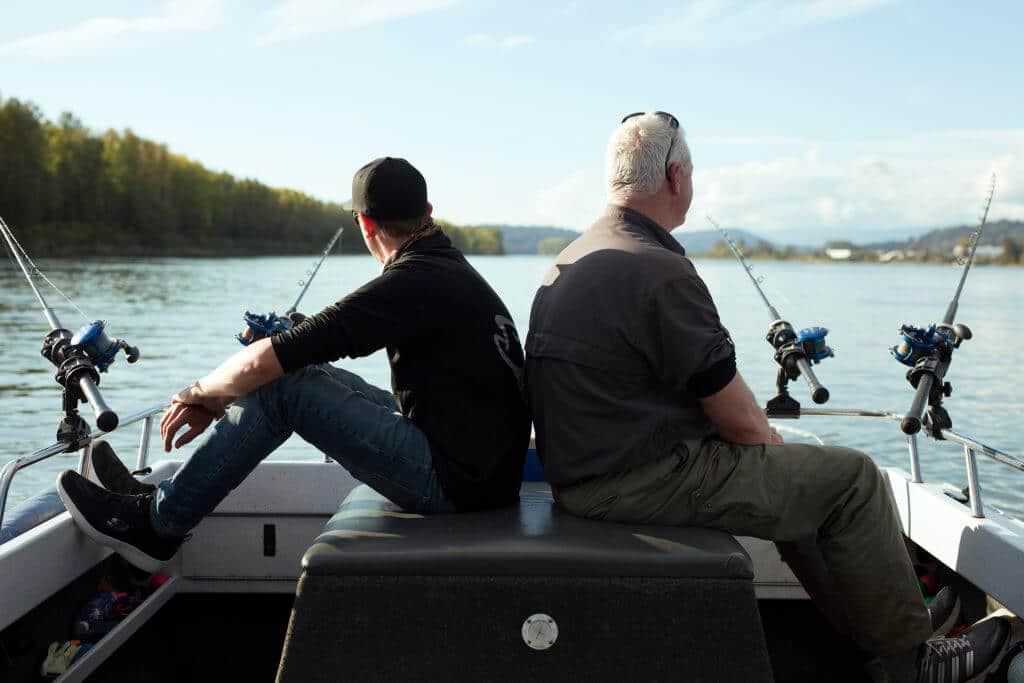 Hvem er fiske-eventyr Fiskerejser og fiskeeventyr Malthe og jesper kigger ud på Fraser river