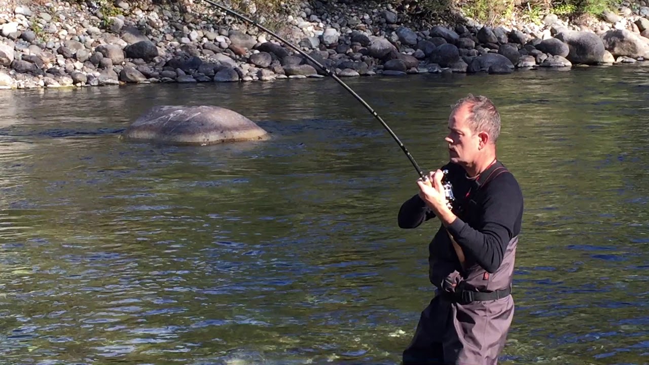 Fiskerejser og fiskeeventyr peter står med stor kongelaks