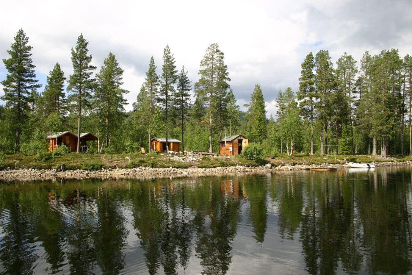 %Fiskerejser efter Laks, ørred og stør% Vildmarks camp ved Masvik - hytterne